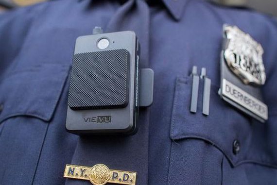 An NYPD officer wearing the Vievue mode LE-4 body camera AP/SHUTTERSTOCK